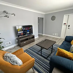 Private - 2 Bedrooms 2 Beds Sleep 4 In , Winnipeg Canada